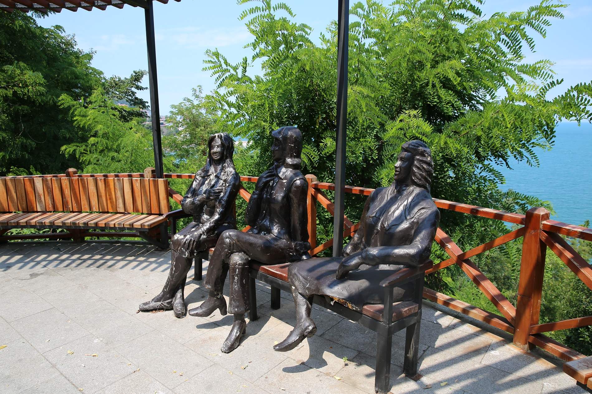 'ÜÇ KIZ' HEYKELİ TAHRİP EDİLDİ